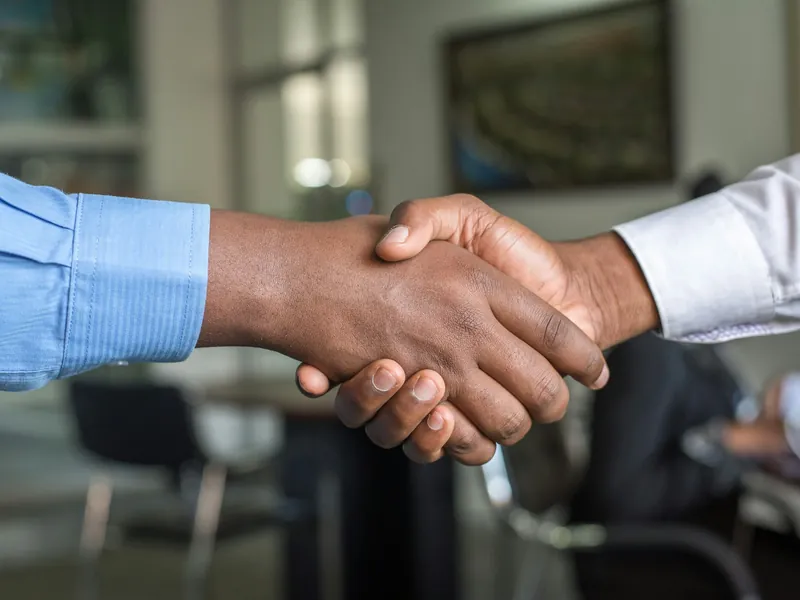 Stretta di mano tra proprietario e consulente