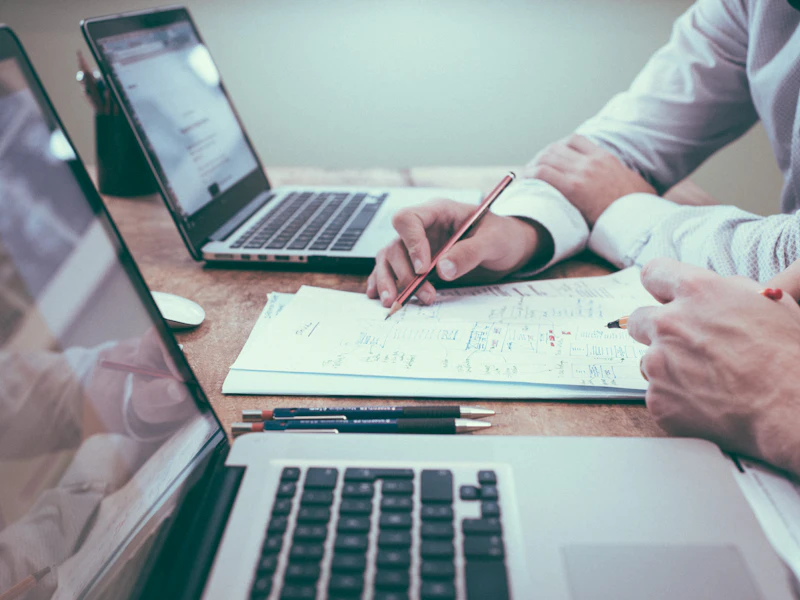 Consulenti al lavoro su documenti e computer